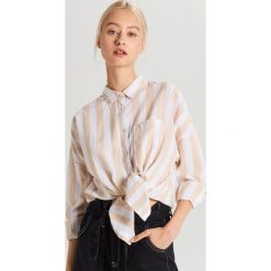 Lniana koszula oversize - Beżowy. Brązowe koszule damskie Cropp, m, bez wzorów, bez kołnierzyka, bez rękawów. W wyprzedaży za 29,99 zł.