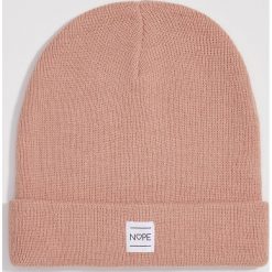 Czapka beanie Nope - Różowy. Różowe czapki damskie Sinsay, bez wzorów. Za 14,99 zł.