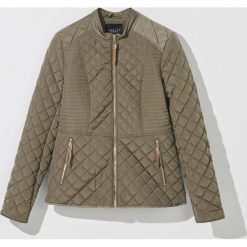 Pikowana kurtka z ozdobnymi suwakami - Khaki. Brązowe kurtki damskie Mohito, bez wzorów, bez kaptura. Za 179,99 zł.