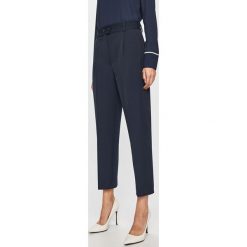 Tommy Hilfiger - Spodnie. Niebieskie spodnie damskie TOMMY HILFIGER, z elastanu. W wyprzedaży za 379,90 zł.