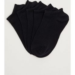 Komplet 5 par skarpetek do kostek. Czarne skarpetki damskie Pull&Bear, bez wzorów. Za 39,90 zł.