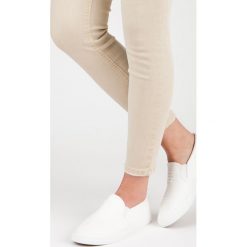 Trampki i tenisówki damskie: Białe trampki slip on SUMMER