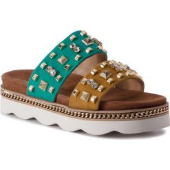 Klapki ALMA EN PENA - V19825 Suede Moustard/Turquoise. Żółte klapki damskie Alma en Pena, z aplikacjami, ze skóry, bez obcasa. W wyprzedaży za 319,00 zł.