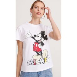 T-shirt Myszka Miki - Biały. Białe t-shirty damskie Reserved, s, bez wzorów, bez kołnierzyka. Za 39,99 zł.