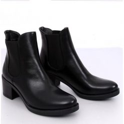 Botki sztyblety czarne AT673-6 Black. Czarne botki damskie ButyModne, ze skóry, bez obcasa, bez zapięcia. W wyprzedaży za 179,00 zł.