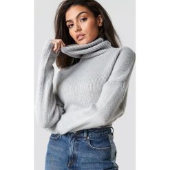 NA-KD Sweter oversize z wywijanym golfem - Grey. Szare golfy damskie NA-KD, z dzianiny, z długim rękawem. Za 141,95 zł.