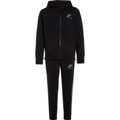 Nike Performance AIR CUFF Dres black/carbon heather/pure platinum. Czarne spodnie dresowe dziewczęce marki Nike Performance, z bawełny. W wyprzedaży za 223,20 zł.