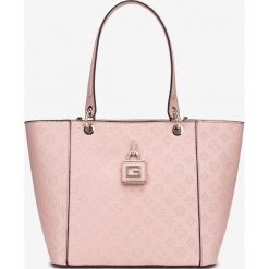 Guess Kamryn Torebka Różowy. Różowe torebki klasyczne damskie Guess, z aplikacjami, z materiału, bez dodatków. Za 662,95 zł.