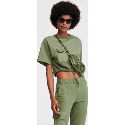 Krótka bluzka z kieszenią - Khaki. Brązowe bluzki damskie Reserved, s, bez wzorów, bez kołnierzyka, z krótkim rękawem. Za 79,99 zł.