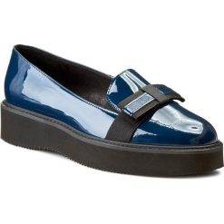 Półbuty SOLO FEMME - 28304-01-D16/000-03-00 Granat. Niebieskie półbuty damskie Solo Femme, bez wzorów, ze skóry, eleganckie, bez obcasa, na koturnie, bez zapięcia. W wyprzedaży za 239,00 zł.