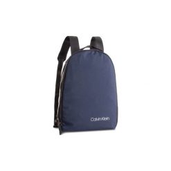 Plecaki Calvin Klein Jeans K50K504197 CLASH ROUND. Niebieskie plecaki męskie Calvin Klein Jeans, bez wzorów, z jeansu. Za 343,25 zł.