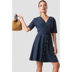 Trendyol Kopertowa sukienka z guzikami - Navy. Niebieskie sukienki na komunię marki Trendyol, w paski, z kopertowym dekoltem, midi, kopertowe. Za 80,95 zł.