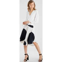 Karen Millen SOFT WITH BIG SLEEVES Bluzka ivory. Białe bluzki damskie marki Karen Millen, bez wzorów, z poliesteru, bez kołnierzyka, bez rękawów. W wyprzedaży za 503,20 zł.