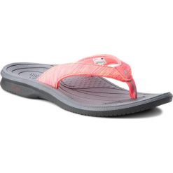 Japonki NEW BALANCE - W6073GRP Grey/Pink. Różowe klapki damskie New Balance, bez wzorów, z tworzywa sztucznego, bez obcasa. W wyprzedaży za 79,00 zł.