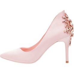 Ted Baker FINOULA Szpilki light pink. Różowe czółenka damskie na sylwestra Ted Baker, bez wzorów, z satyny, bez obcasa, na szpilce, bez zapięcia. W wyprzedaży za 775,20 zł.