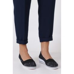 Czarne tenisówki na koturnie z gumką casu 15w-11. Czarne koturny damskie Casu, bez obcasa, na koturnie, bez zapięcia. Za 49,99 zł.