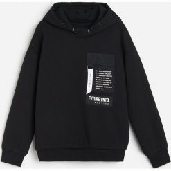 Bluza dresowa z kieszonką - Czarny. Czarne bluzy męskie Reserved, bez wzorów, z dresówki, bez kołnierzyka, bez rękawów, bez kaptura. Za 79,99 zł.