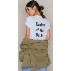 T-shirty damskie: NA-KD Trend T-shirt Leader of The Pack – White