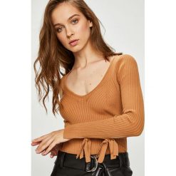 Guess Jeans - Sweter. Brązowe swetry klasyczne damskie Guess Jeans, m, z dzianiny. Za 369,90 zł.