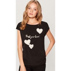 Koszulka z kwiatową aplikacją - Czarny. Czarne t-shirty damskie marki Mohito, l, z aplikacjami. Za 59,99 zł.
