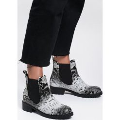 Wężowe Botki Genevieve. Czarne botki damskie Inny, klasyczne, bez obcasa, na obcasie, bez zapięcia. Za 119,99 zł.