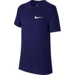 Koszulka chłopięca B Tee Emb Swoosh Junior granatowa r. M (AR1910 478). T-shirty chłopięce Nike, bez wzorów, bez rękawów. Za 61,75 zł.