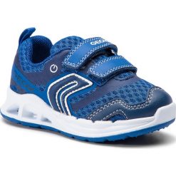 Sneakersy GEOX - B Dakin B. B B922PB 01454 C4227 M Royal/Navy. Niebieskie trampki chłopięce Geox, bez wzorów, ze skóry ekologicznej, na rzepy. W wyprzedaży za 149,00 zł.