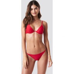 NA-KD Swimwear Dół bikini z cienkim paseczkiem - Red. Czerwone bikini NA-KD Swimwear. Za 32,00 zł.