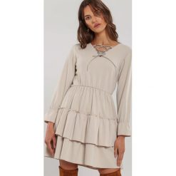 Jasnobeżowa Sukienka Loner. Brązowe sukienki damskie Renee, na co dzień, s, z aplikacjami, bez kołnierzyka, bez rękawów, mini, rozkloszowane. Za 79,99 zł.