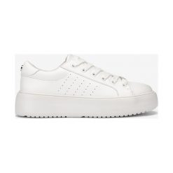 Steve Madden Blade Tenisówki Biały. Białe trampki i tenisówki damskie Steve Madden, bez wzorów, z materiału, bez zapięcia. Za 395,95 zł.