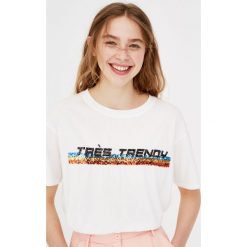 T-shirty damskie: Koszulka z napisem i cekinami