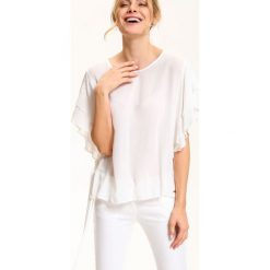 BLUZKA KRÓTKI RĘKAW LUŹNA. Białe bluzki damskie marki Top Secret, eleganckie, z kopertowym dekoltem, z krótkim rękawem. W wyprzedaży za 39,99 zł.