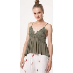 Ciemnozielony Top Spring In. Zielone bluzki damskie Born2be, s, z aplikacjami, z jeansu, z dekoltem na plecach. Za 69,99 zł.
