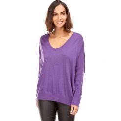 Sweter w kolorze fioletowym. Fioletowe swetry damskie L'étoile du cachemire, bez wzorów, z kaszmiru, klasyczne, bez rękawów, bez kaptura. W wyprzedaży za 129,95 zł.