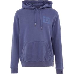True Religion TAPE HOODY Bluza z kapturem solid navy. Niebieskie bluzy męskie marki True Religion, m, bez wzorów, z bawełny, z kapturem, bez rękawów, z kapturem. Za 799,00 zł.