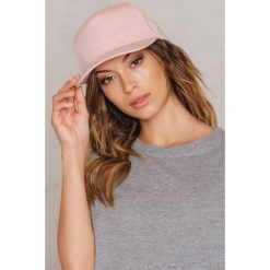 Czapki damskie: Calvin Klein Czapka bawełniana Re-Issue – Pink