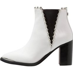Steve Madden HIMMER Ankle boot white. Białe botki damskie na zamek Steve Madden, z materiału. Za 629,00 zł.