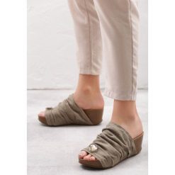 Khaki Klapki Denigrate. Brązowe koturny damskie Born2be, bez obcasa, na koturnie, bez zapięcia. Za 39,99 zł.