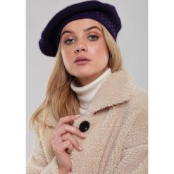 Ciemnofioletowy Beret Arsalan. Fioletowe czapki damskie Renee, z dzianiny. Za 39,99 zł.