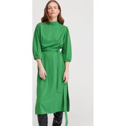 Sukienka ze stójką - Zielony. Zielone sukienki damskie Reserved, xl, bez wzorów, ze stójką, bez rękawów. W wyprzedaży za 119,99 zł.