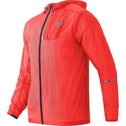 Kurtka "Lite" w kolorze koralowym do biegania. Czerwone kurtki do biegania męskie New Balance, m, z materiału. W wyprzedaży za 259,95 zł.