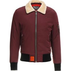 Bombers VERSMOLD Kurtka Bomber burgundy. Czerwone kurtki męskie bomber Bombers, m, z materiału. Za 759,00 zł.
