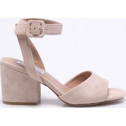 Steve Madden - Sandały Debbie. Sandały damskie Steve Madden, bez wzorów, ze skóry, z okrągłym noskiem, bez obcasa, na obcasie, na klamry. W wyprzedaży za 269,90 zł.