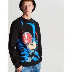 Bluza Batman - Czarny. Czarne bluzy męskie Cropp, s, z motywem z bajki, bez kołnierzyka, bez rękawów, bez kaptura. W wyprzedaży za 69,99 zł.