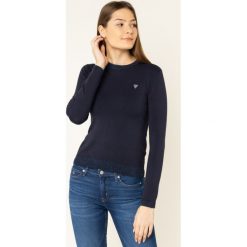 Sweter Guess W01R0P Z2760. Niebieskie swetry damskie Guess, xs, z aplikacjami, z elastanu, klasyczne, bez rękawów, bez kaptura. W wyprzedaży za 199,00 zł.