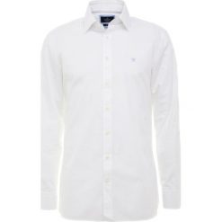 Hackett London PIECE DYED POPLIN SLIM FIT Koszula biznesowa white. Białe koszule męskie marki Hackett London, m, bez wzorów, z bawełny, biznesowe, bez kołnierzyka, bez rękawów. Za 459,00 zł.