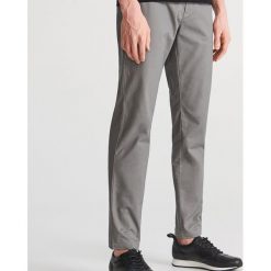 Chinosy slim fit - Szary. Szare spodnie męskie marki Reserved, m, bez wzorów. Za 129,99 zł.