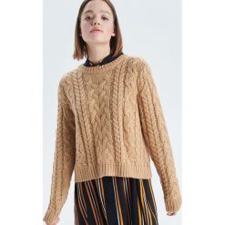 Sweter z warkoczowym splotem - Beżowy. Brązowe swetry damskie Cropp, s, bez wzorów, ze splotem, bez rękawów, bez kaptura. W wyprzedaży za 49,99 zł.