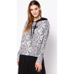 Bluza DKNY Sport DP9T7090. Białe bluzy sportowe damskie DKNY Sport, s, bez wzorów, z bawełny, bez rękawów, bez kaptura. W wyprzedaży za 279,00 zł.