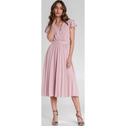 Jasnoróżowa Sukienka Sylvie. Różowe sukienki damskie Renee, s, bez wzorów, z tkaniny, eleganckie, z falbankami, z krótkim rękawem, krótkie, midi, rozkloszowane. Za 119,99 zł.